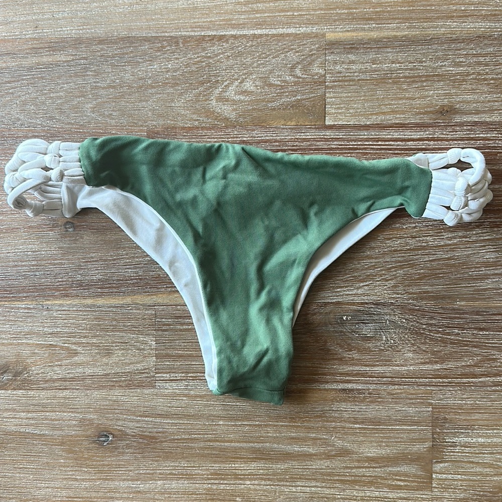 Frankie’s Bikinis Reversible Cheeky Bikini Bottoms - size M